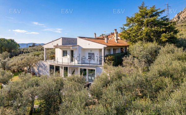 casa indipendente in vendita a Terni