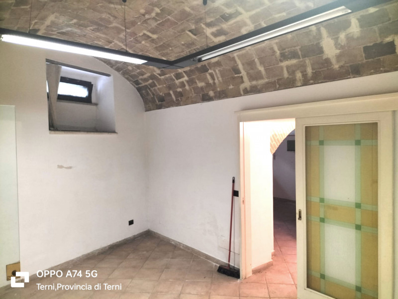 locale di sgombero in vendita a Terni in zona Centro Città