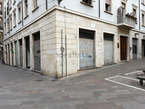 locale commerciale in vendita a Terni in zona Centro Città