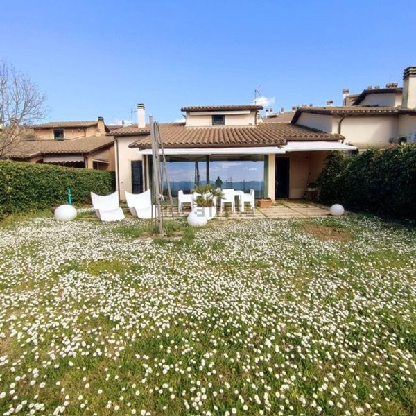 casa indipendente in vendita a Terni