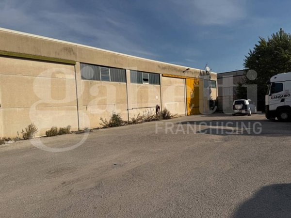 locale commerciale in vendita a Terni in zona Collescipoli