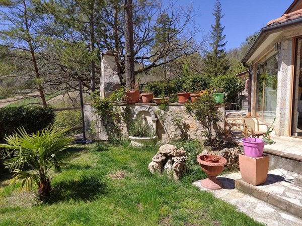 casa indipendente in vendita a Terni in zona Piediluco