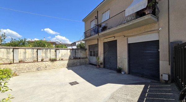 casa indipendente in vendita a Terni