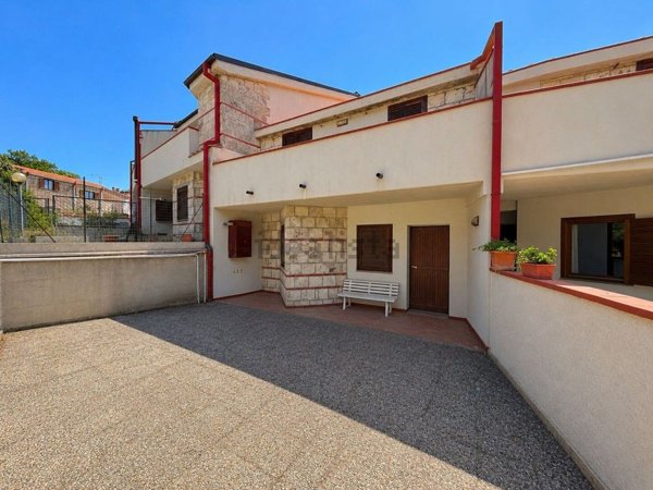 casa indipendente in vendita a Terni in zona Piediluco