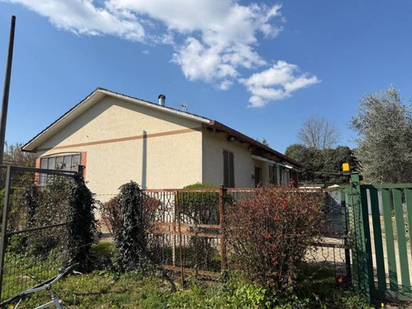 casa indipendente in vendita a Terni
