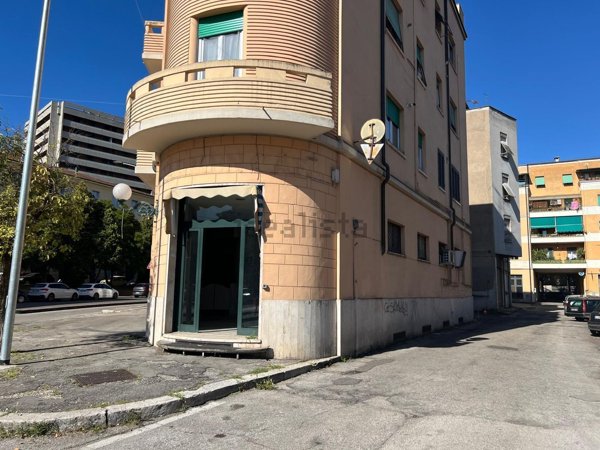 locale commerciale in vendita a Terni
