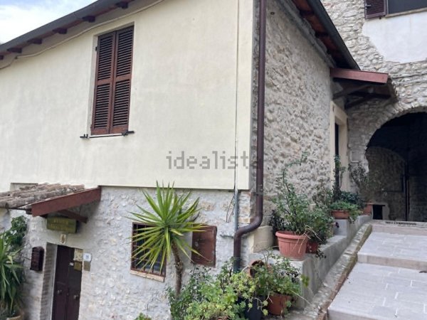 casa semindipendente in vendita a Terni in zona Trevi