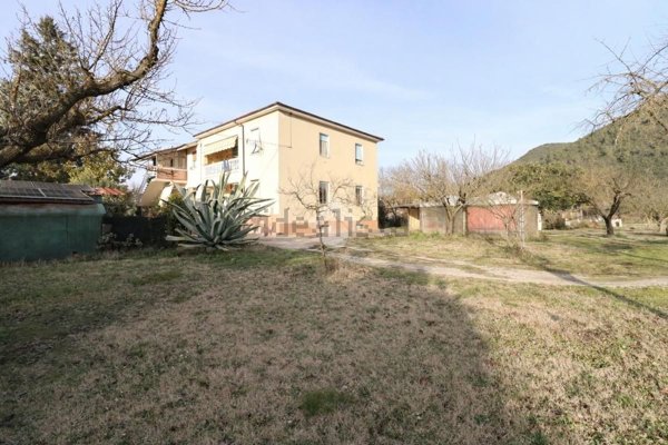 casa indipendente in vendita a Terni in zona Marmore