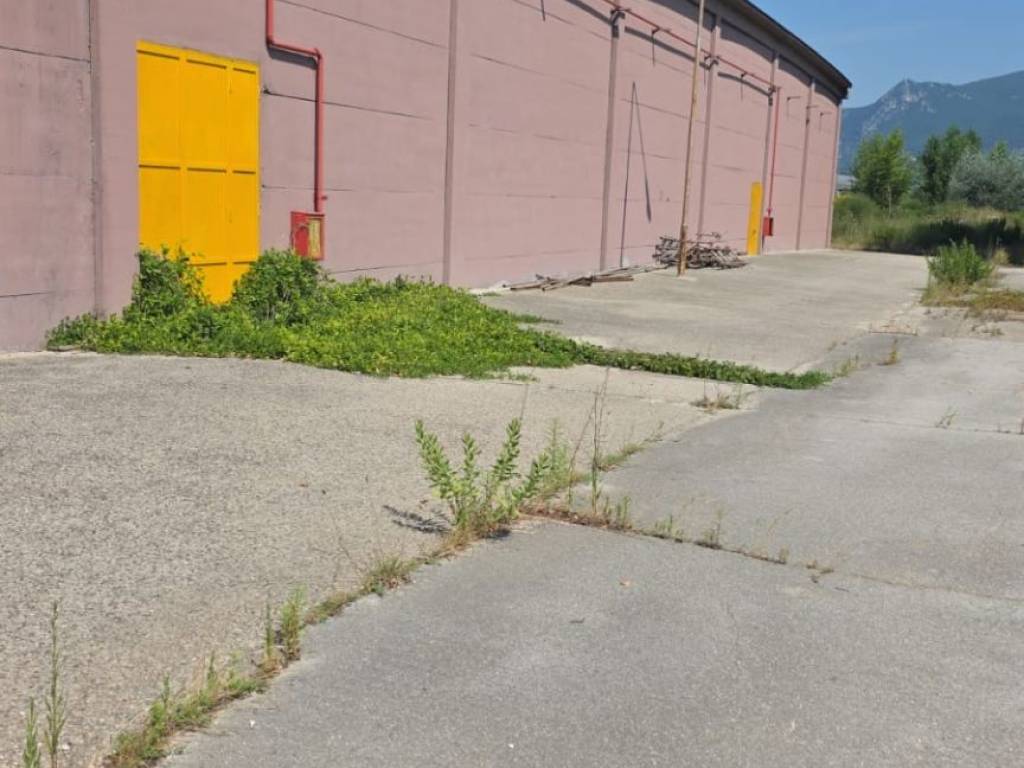 locale commerciale in vendita a Terni