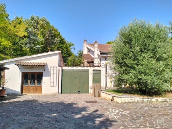 casa indipendente in vendita a Terni