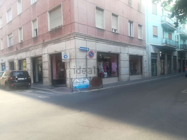 locale commerciale in vendita a Terni