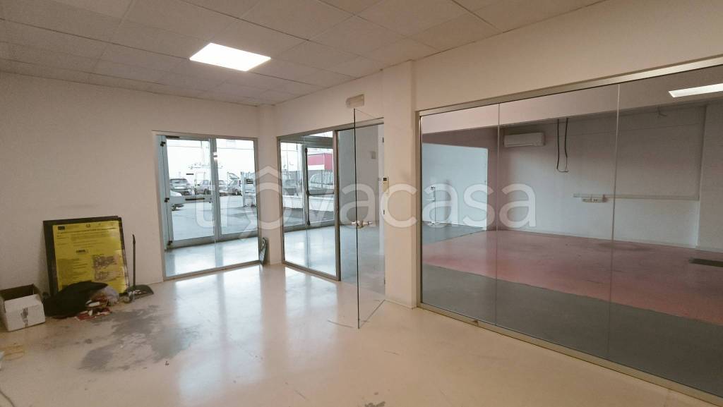 locale commerciale in vendita a Terni