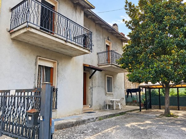 casa indipendente in vendita a Terni in zona Marmore
