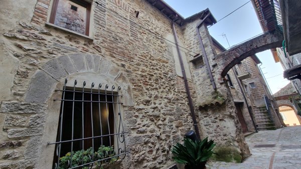 casa indipendente in vendita ad Avigliano Umbro in zona Dunarobba