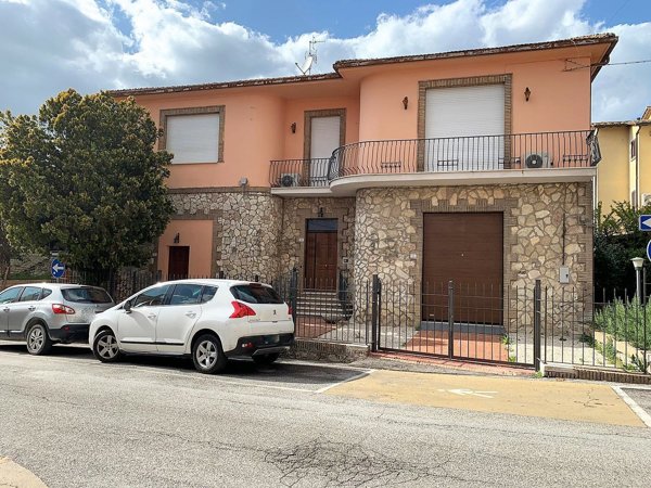 casa indipendente in vendita ad Avigliano Umbro