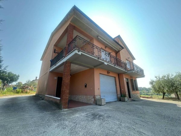 casa indipendente in vendita ad Avigliano Umbro