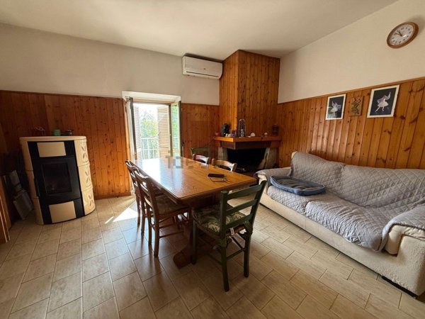 casa indipendente in vendita ad Avigliano Umbro in zona Sismano