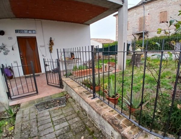 casa indipendente in vendita ad Avigliano Umbro in zona Sismano