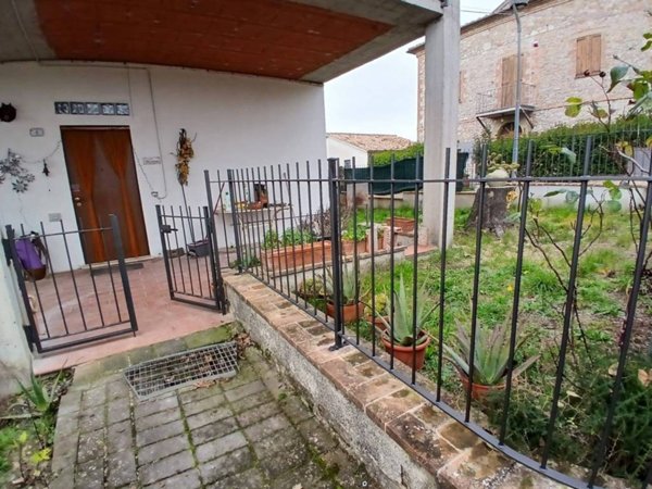 casa indipendente in vendita ad Avigliano Umbro in zona Sismano
