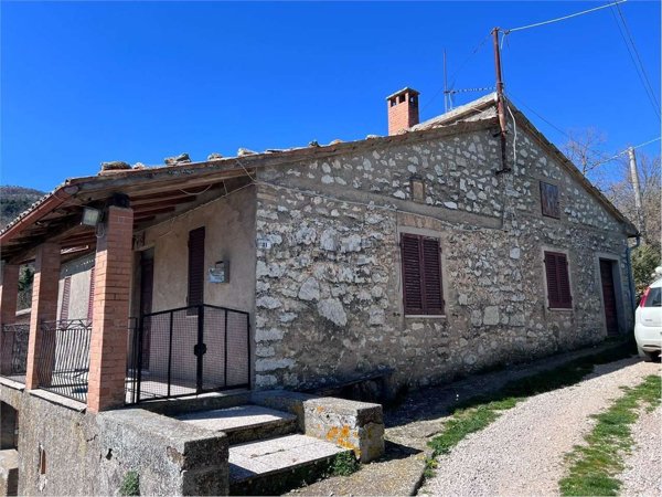 casa indipendente in vendita ad Avigliano Umbro in zona Sismano