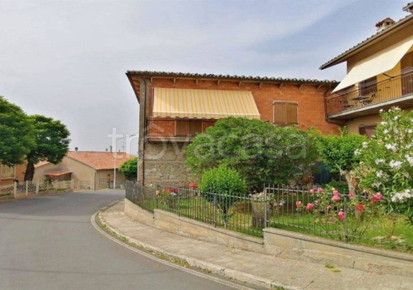 casa indipendente in vendita ad Acquapendente in zona Trevinano