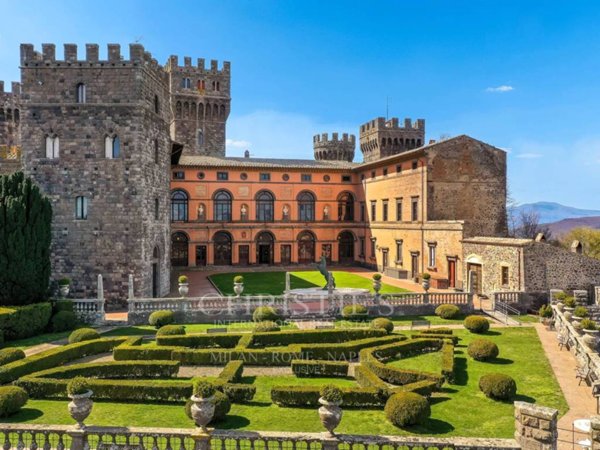 intera palazzina in vendita ad Acquapendente in zona Torre Alfina