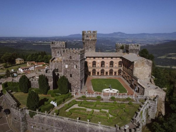 intera palazzina in vendita ad Acquapendente in zona Torre Alfina