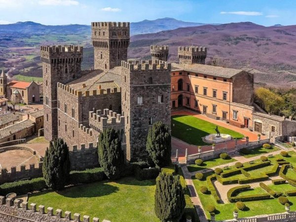 intera palazzina in vendita ad Acquapendente in zona Torre Alfina