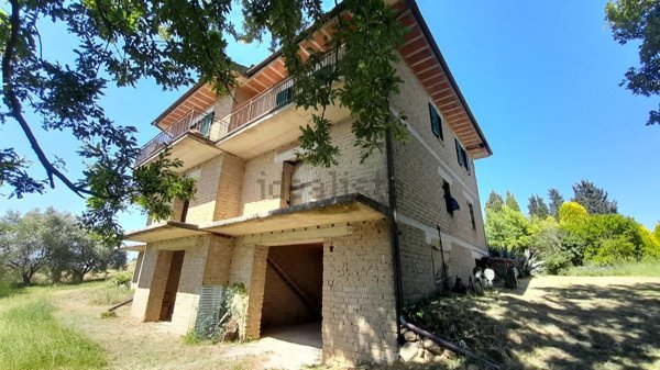 casa indipendente in vendita ad Acquapendente in zona Trevinano