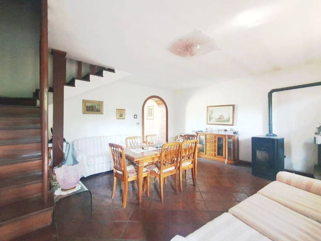 casa indipendente in vendita ad Acquapendente in zona Torre Alfina