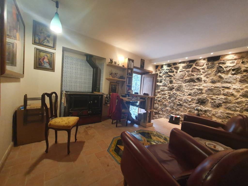 appartamento in vendita ad Acquapendente in zona Torre Alfina