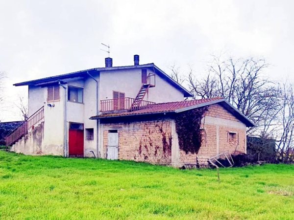 casa indipendente in vendita ad Acquapendente in zona Torre Alfina