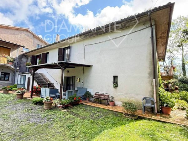 casa indipendente in vendita ad Acquapendente in zona Torre Alfina