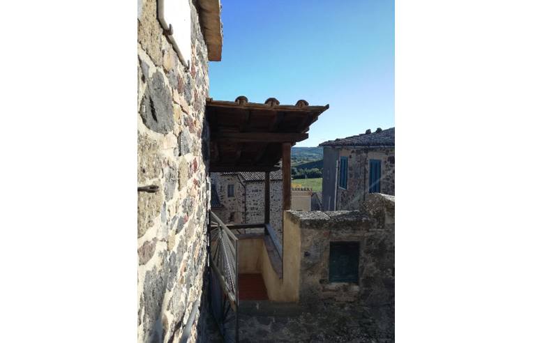 appartamento in vendita ad Acquapendente in zona Torre Alfina