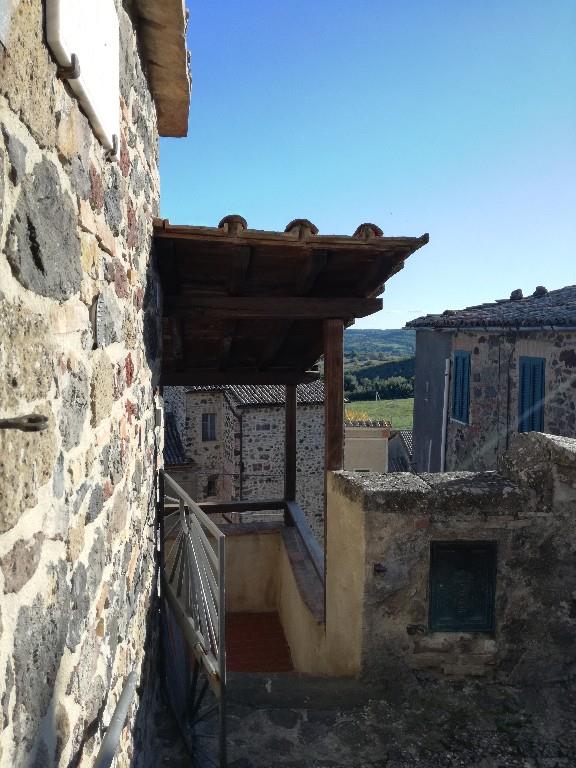 appartamento in vendita ad Acquapendente in zona Torre Alfina