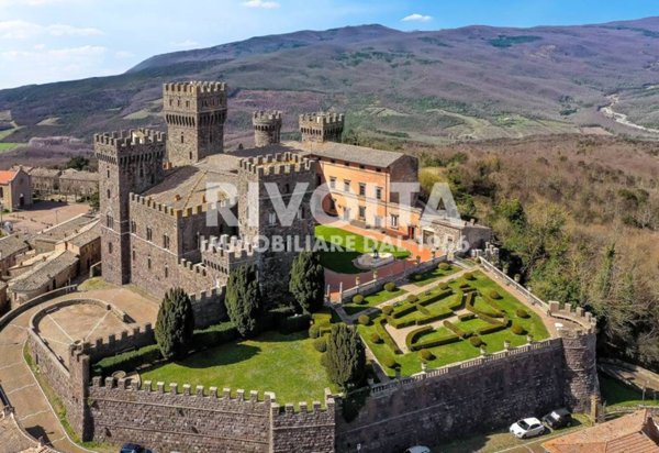 villa in vendita ad Acquapendente in zona Torre Alfina
