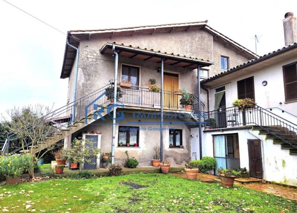casa indipendente in vendita ad Acquapendente in zona Torre Alfina