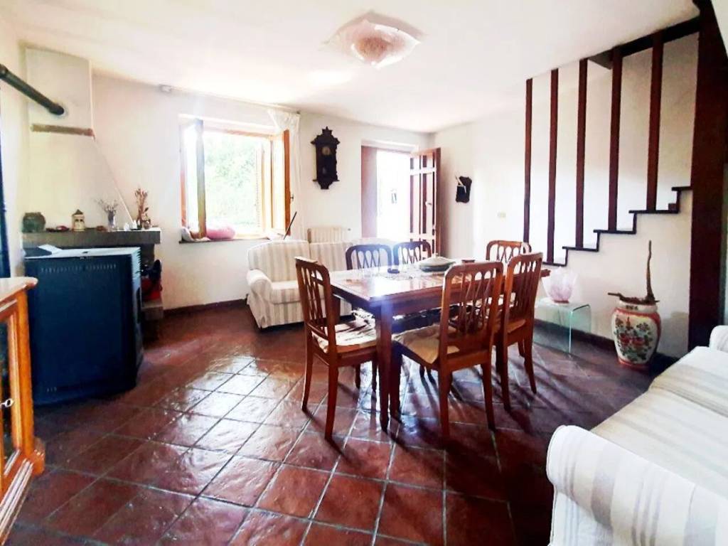 casa indipendente in vendita ad Acquapendente in zona Torre Alfina