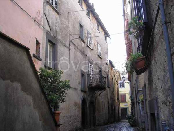 locale di sgombero in vendita a Bagnoregio