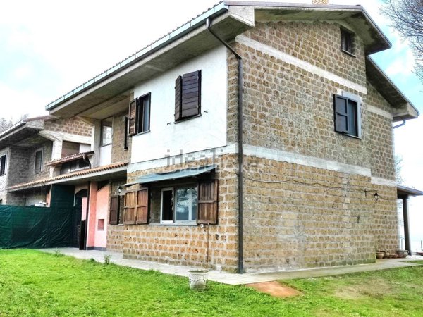 casa indipendente in vendita a Bagnoregio
