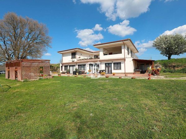 casa indipendente in vendita a Barbarano Romano