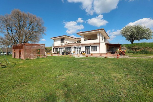 casa indipendente in vendita a Barbarano Romano