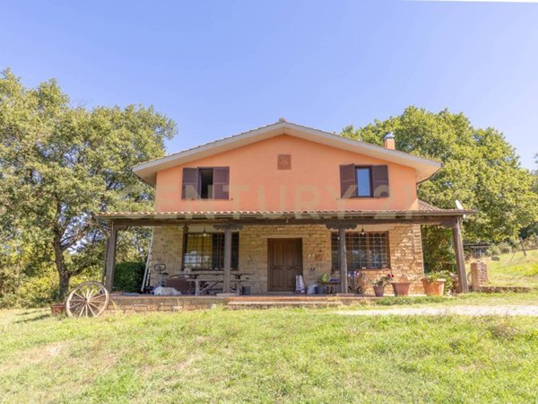 casa indipendente in vendita a Barbarano Romano