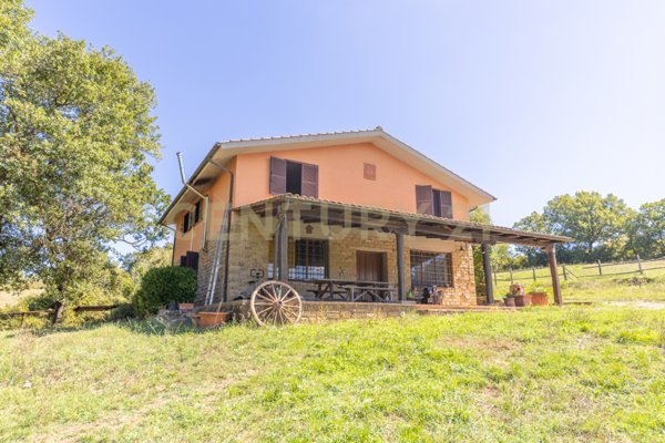 casa indipendente in vendita a Barbarano Romano