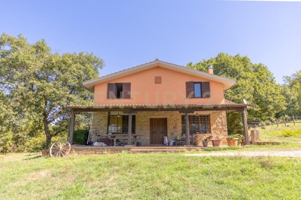 casa indipendente in vendita a Barbarano Romano