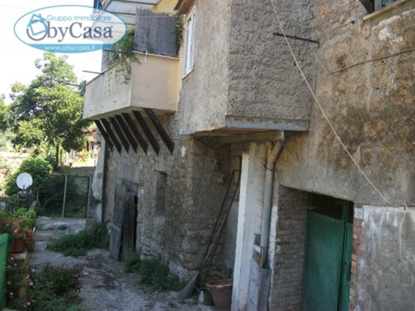 locale di sgombero in vendita a Bassano Romano