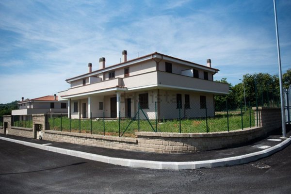 casa indipendente in vendita a Bassano Romano