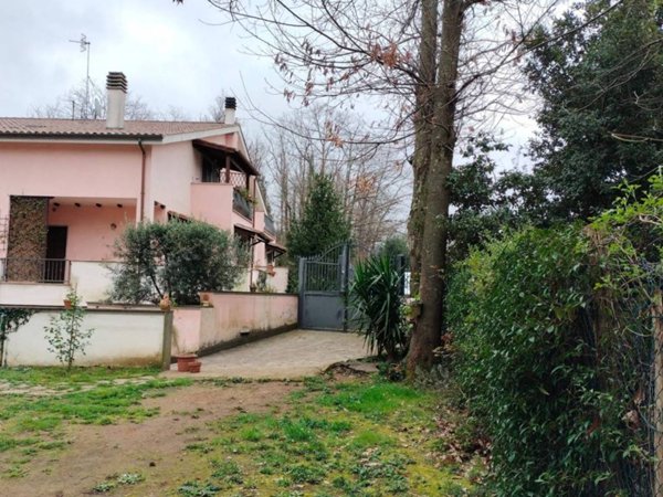 casa indipendente in vendita a Bassano Romano