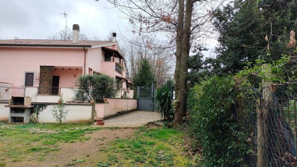 casa indipendente in vendita a Bassano Romano