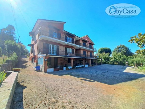 casa indipendente in vendita a Bassano Romano